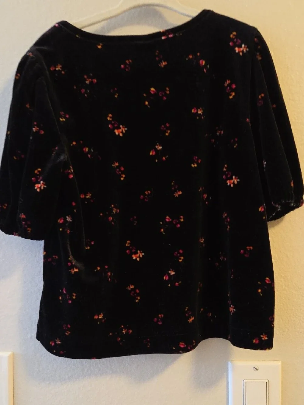Old Navy Black Velvet Puff-Sleeve Floral Tee